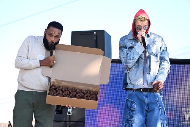 Anthony Anderson and Machine Gun Kelly
