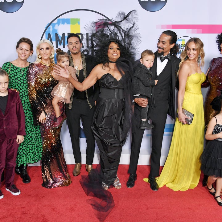 NEWS: Diana Ross Poses With Her Kids and Grandkids For Epic Family Photo at American Music Awards!