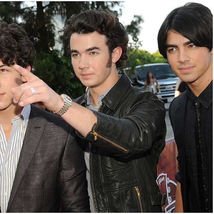 Miley Cyrus Awkwardly Asks Jonas Brothers About Taking Off Their Purity Rings