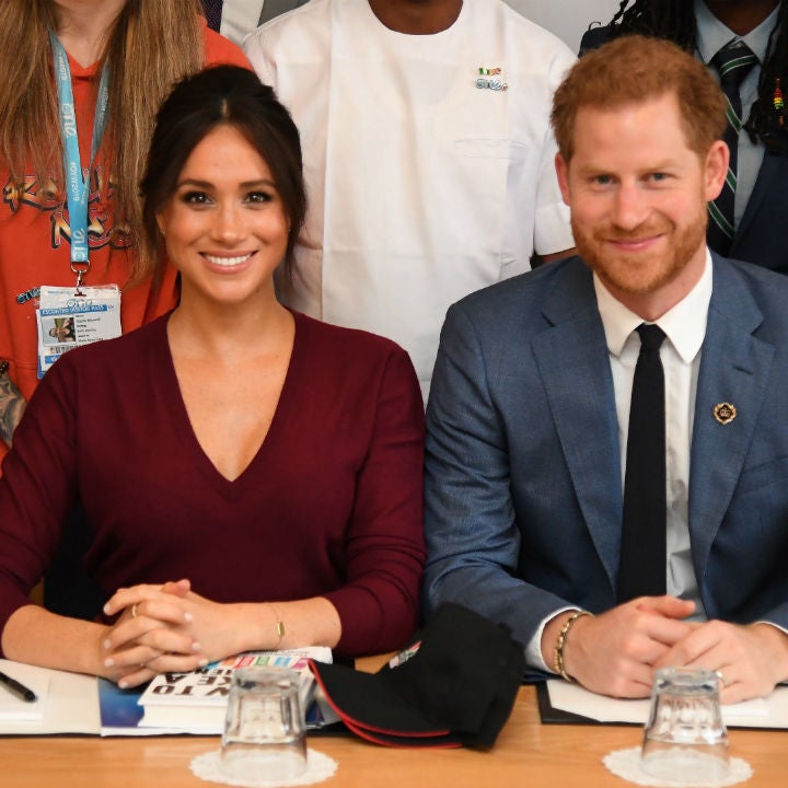 Meghan Markle and Prince Harry Offer to Take Couple’s Picture While on(02)