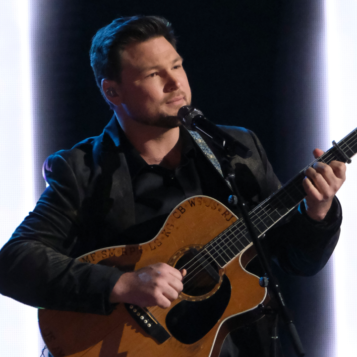 'The Voice': Ian Flanigan Wows Blake Shelton With 'In Color' Cover and New Single 'Never Learn'