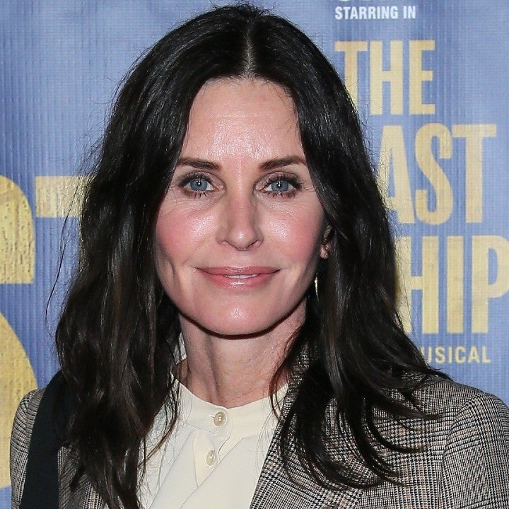 Courteney Cox Photobombs 'Friends' Fans on the Iconic Orange Couch