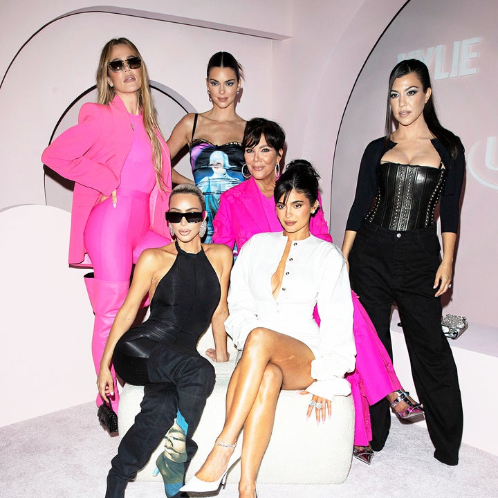 Kylie & Kendall Jenner サイン￼！Kardashians Kendall and Kylie Jenner Practice Their Pouts in Selfie Session