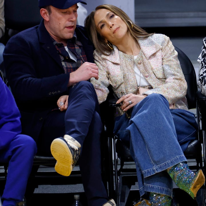Jennifer Lopez e Ben Affleck sfoggiano il PDA a bordo campo durante una serata fuori ad una partita dei Lakers