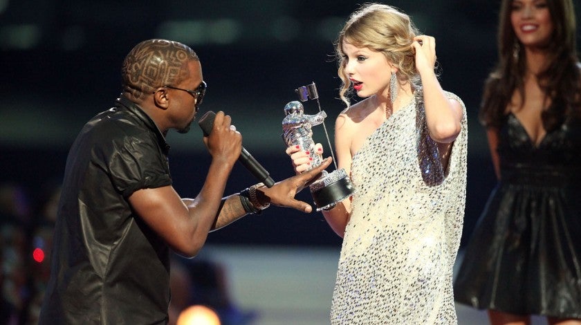 kanye west and taylor swift onstage mtv vmas 2009