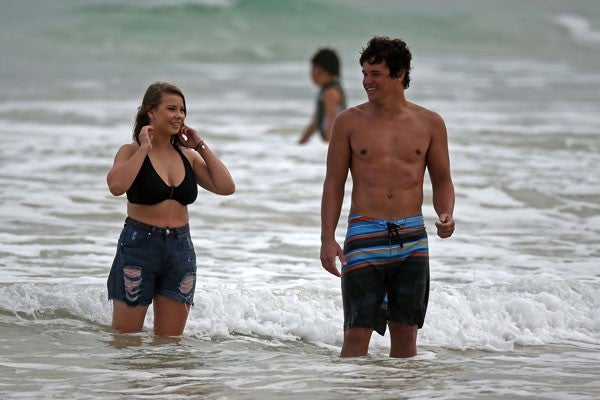 Bindi Irwin And Boyfriend Chandler Powell Share Sweet Kiss During Family Vacation In Hawaii Entertainment Tonight