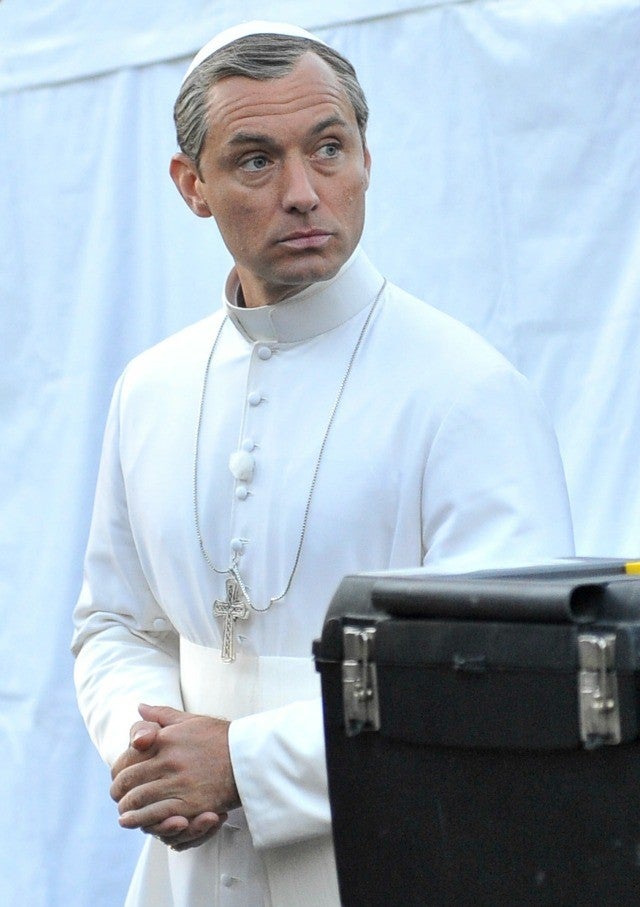arv Egenskab under Jude Law Is in Full Pope Gear in Italy -- Which Apparently You Can Totally  Do! | Entertainment Tonight