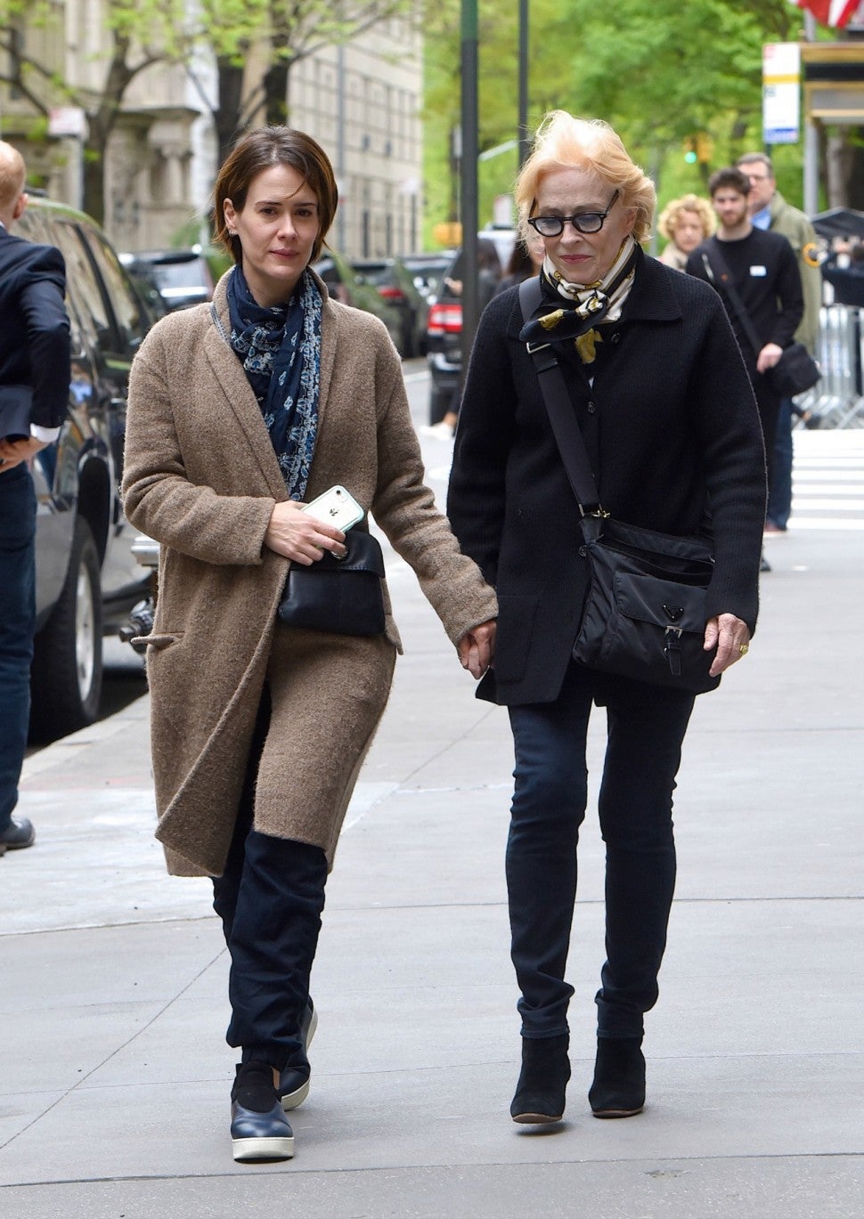 Sarah Paulson and Girlfriend Holland Taylor Hold Hands on Romantic NYC ...