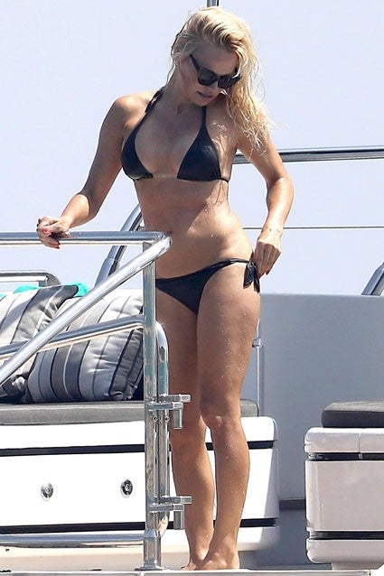 bevind zich Naschrift verdiepen Pamela Anderson Slays in String Bikini While Vacationing on a Yacht in  Saint-Tropez | Entertainment Tonight