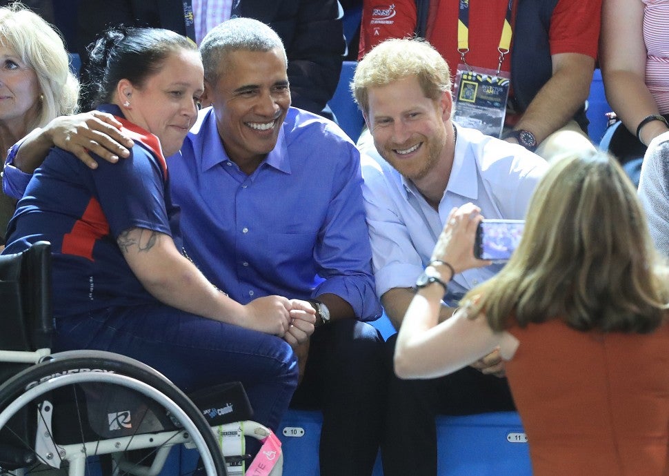 Prince Harry and Barack Obama take photo with player Invictus Games 2017