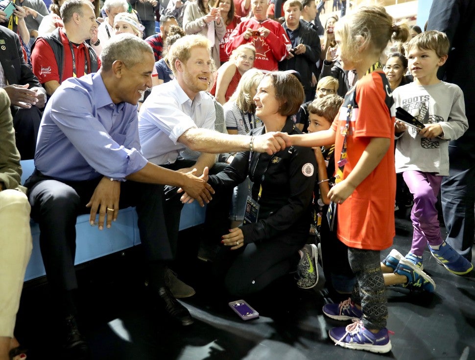 Barack Obama and Prince Harry shake hands with fan at 2017 Invictus Games
