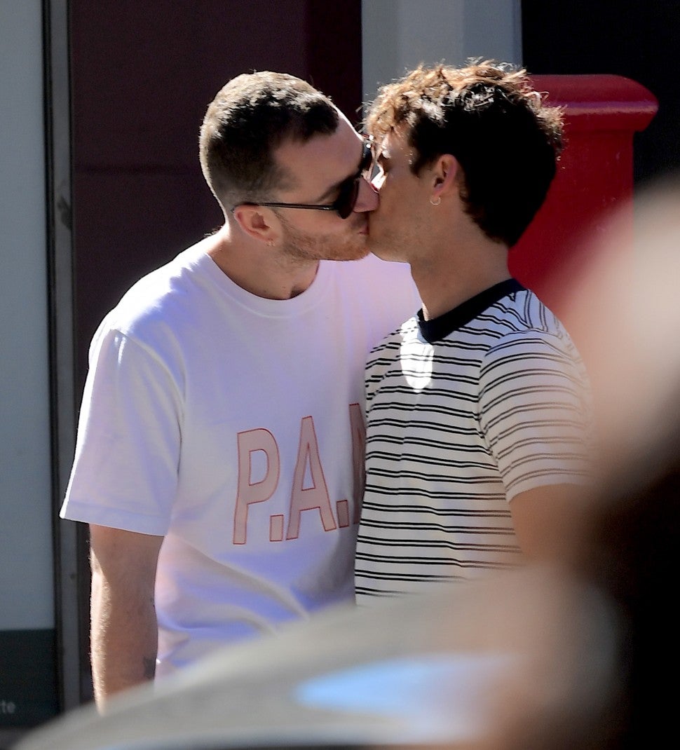 Brandon Flynn and Sam Smith kissing