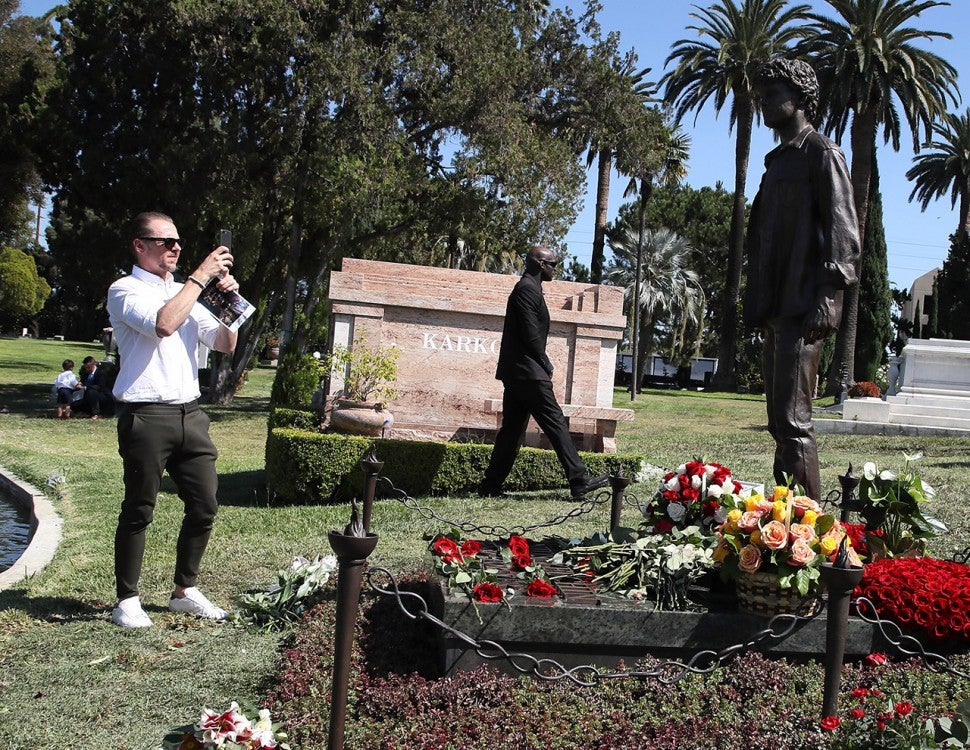 Simon Pegg photographs Anton Yelchin's statue