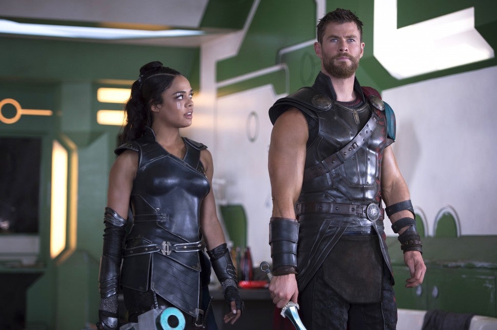Tessa Thompson, Chris Hemsworth in Thor Ragnarok