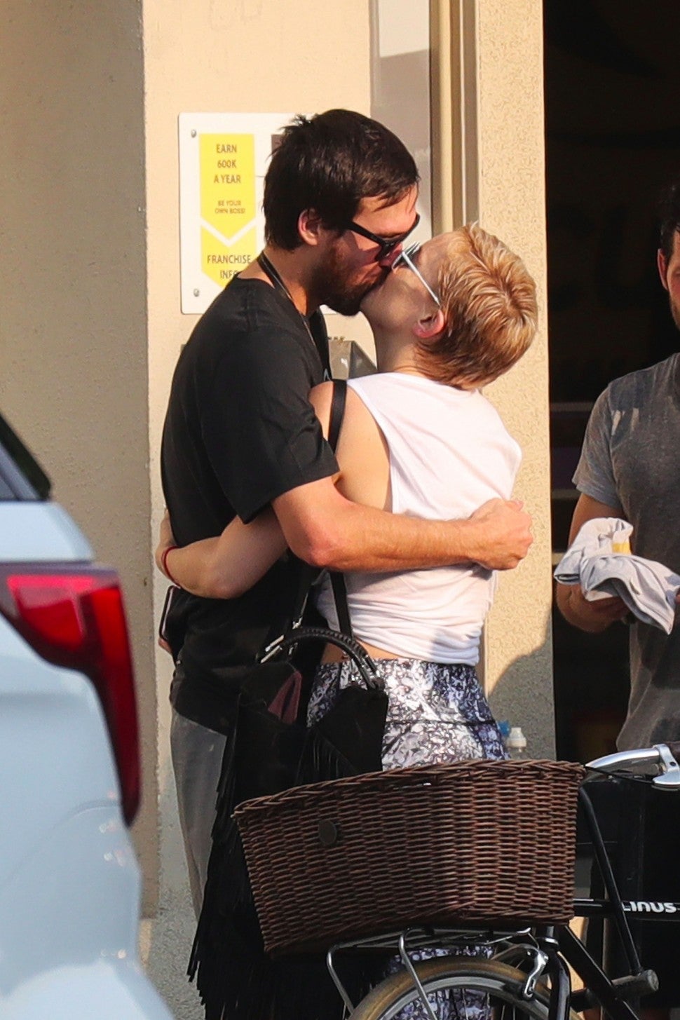 Kate Hudson kisses Daniel Fujikawa after work out 12/17/17