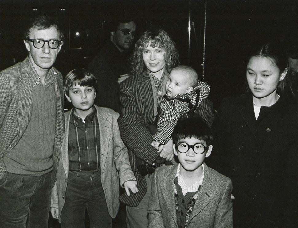 Woody Allen, Mia Farrow and family in New York City in 1986
