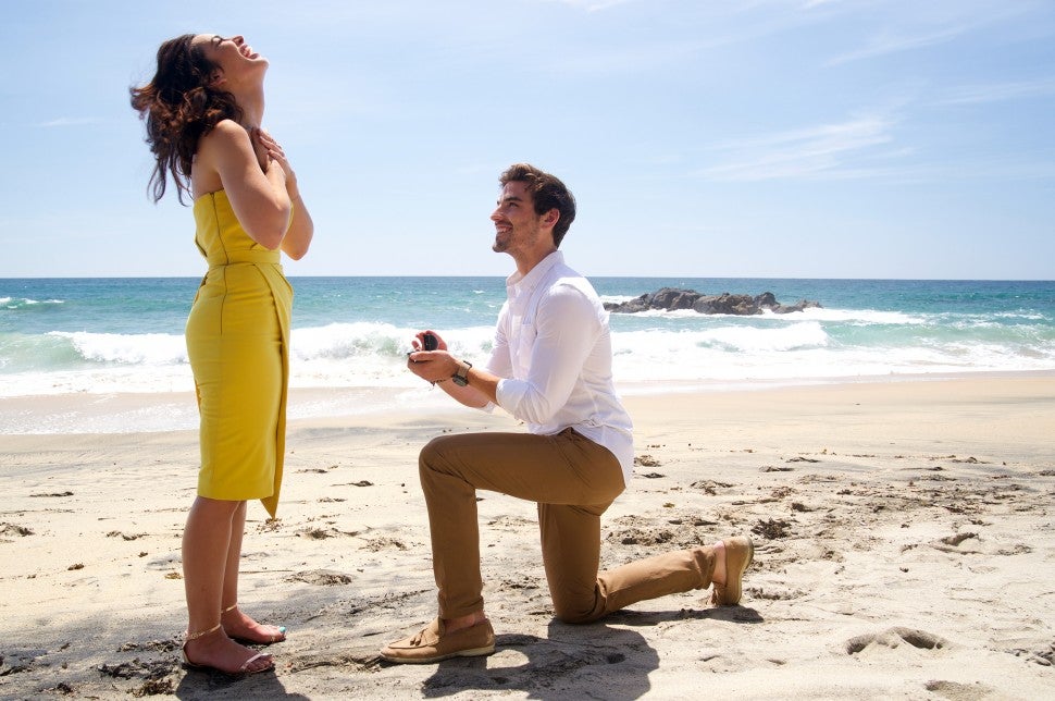 Jared Haibon proposes to Ashley Iaconetti.