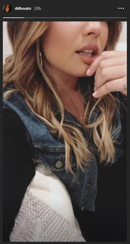 Demi Lovato shows off her newly blonde locks.