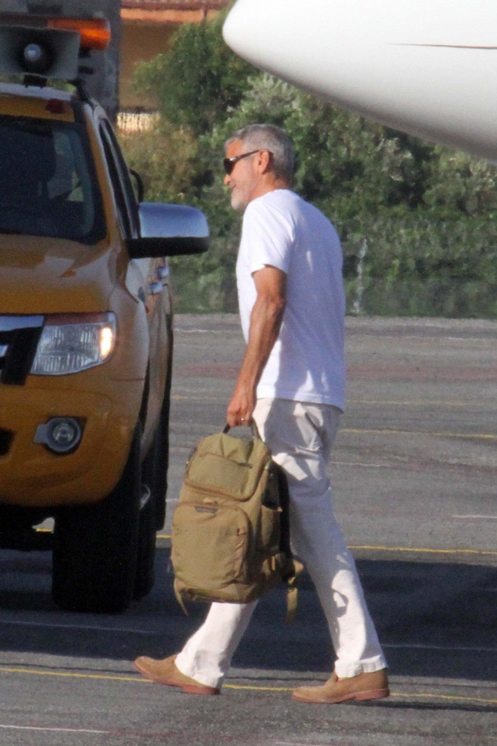 George Clooney walks unassisted at an airport in Rome 5 days after scooter accident