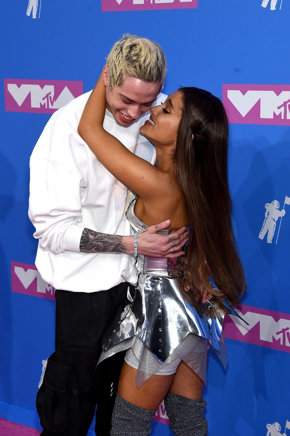  Pete Davidson and Ariana Grande attend the 2018 MTV Video Music Awards at Radio City Music Hall on August 20, 2018 in New York City.