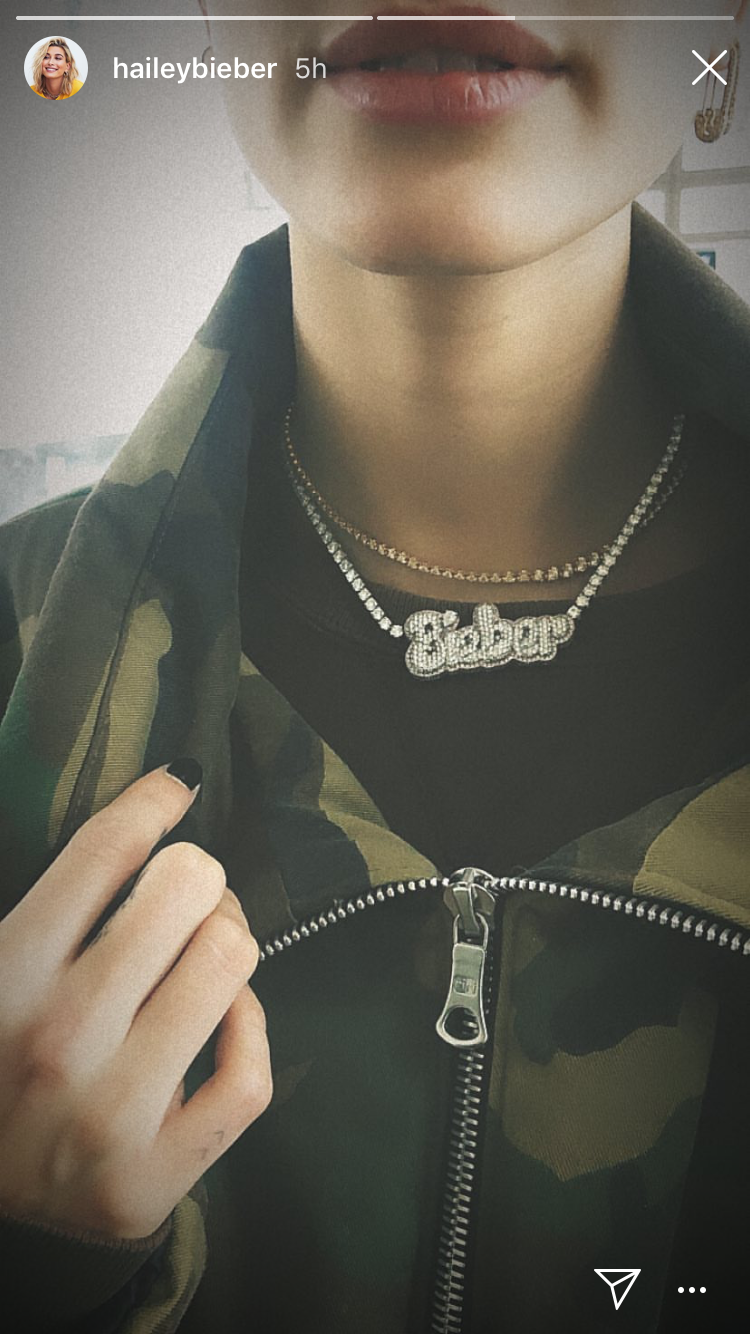 hailey_baldwin_instagram_necklace.png