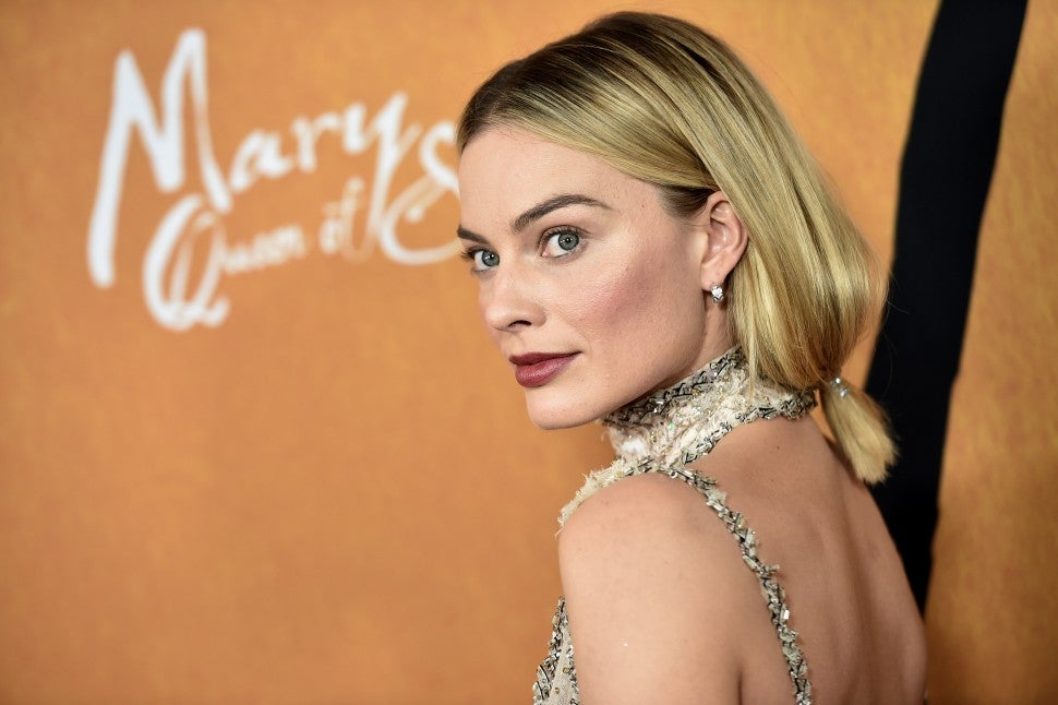 Margot Robbie hairdo at Mary Queen of Scots premiere
