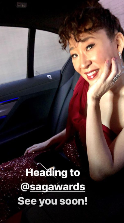 Sandra Oh in limo