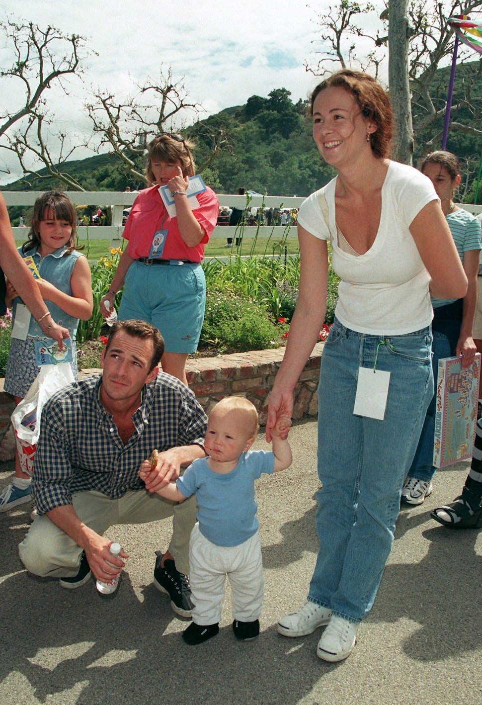 Luke Perry with his son and his wife Minnie Sharp.