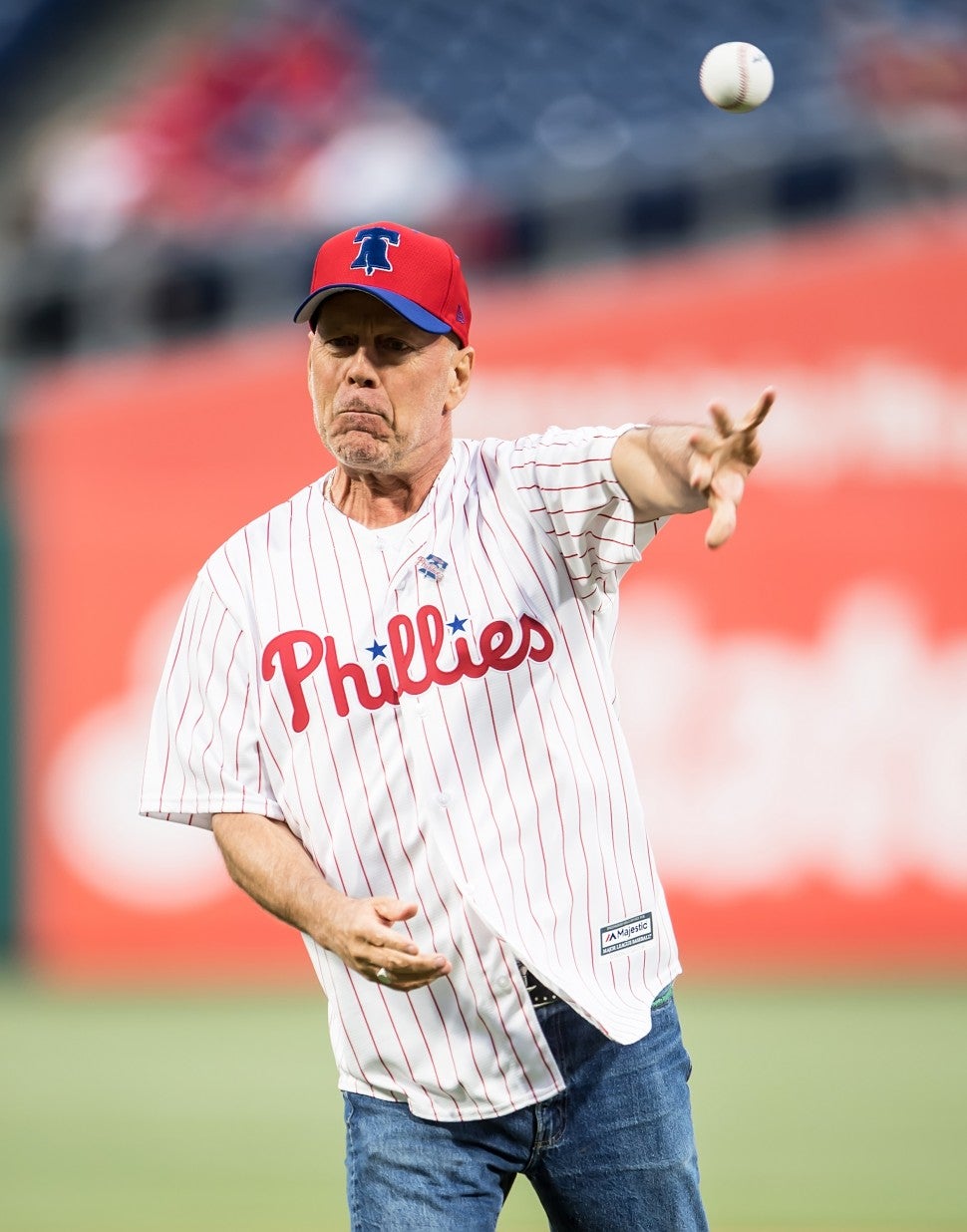 Bruce Willis throws out first pitch in Phillies game