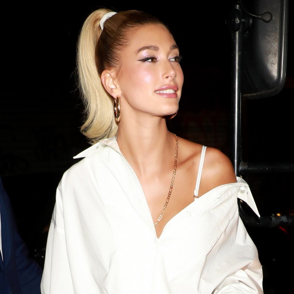 Hailey Baldwin in 8 Other Reasons chain necklace