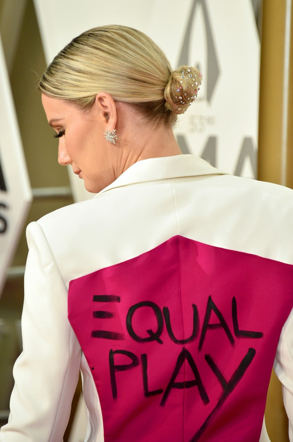Jennifer Nettles equal play suit at 2019 CMA Awards
