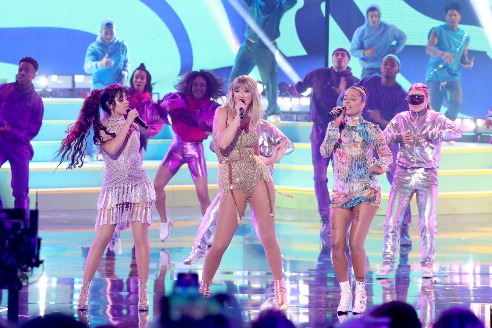 Taylor Swift Takes The Stage At 2019 Amas Heres Every Song