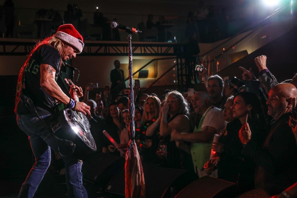 bret michaels performs on nye