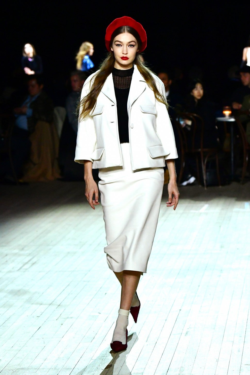 Gigi Hadid caminando en el desfile de modas Marc Jacobs F / W 2020