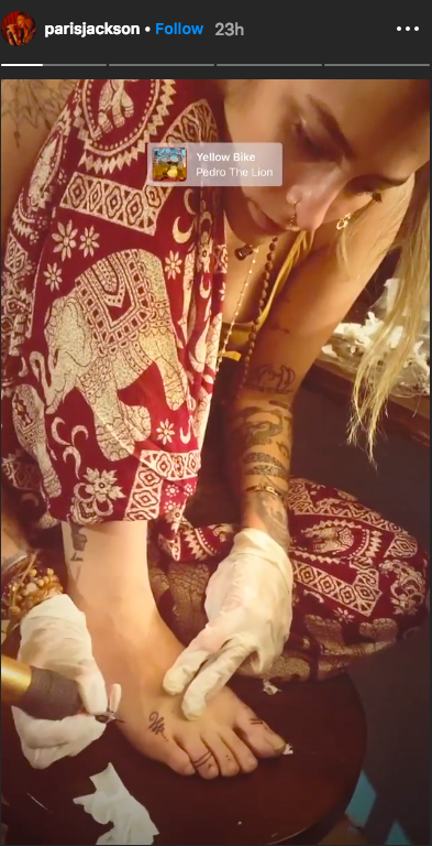Paris Jackson gives herself a tattoo