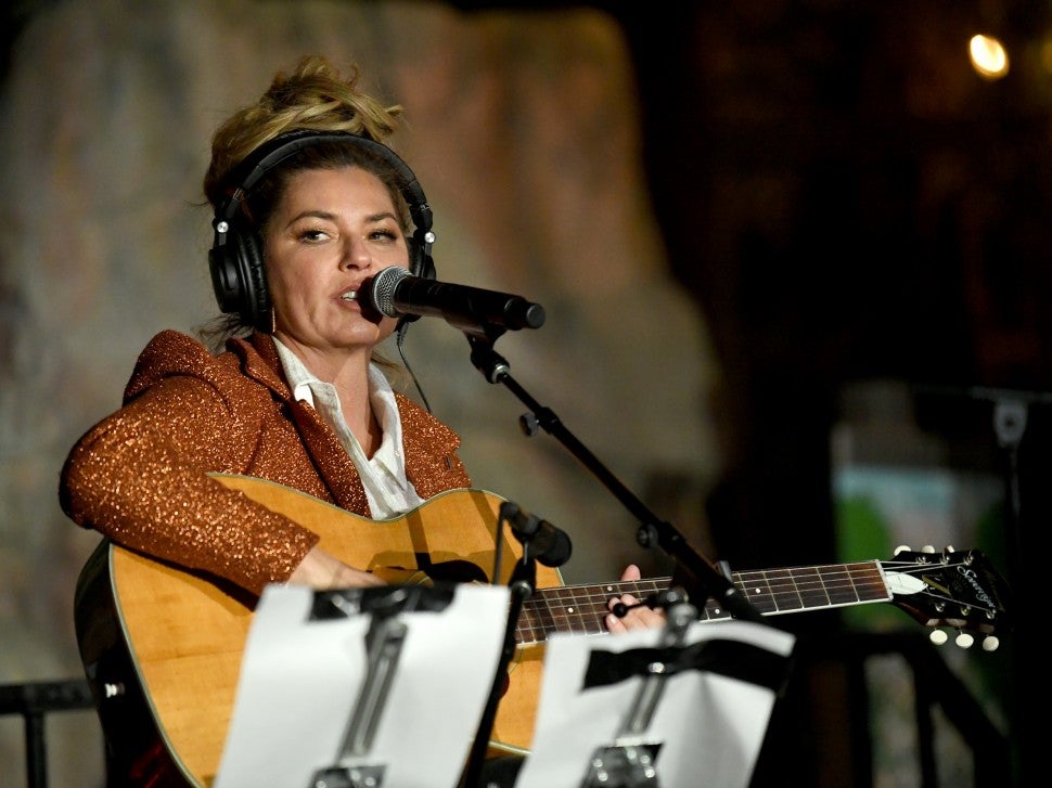 shania twain performs in la in march 2020