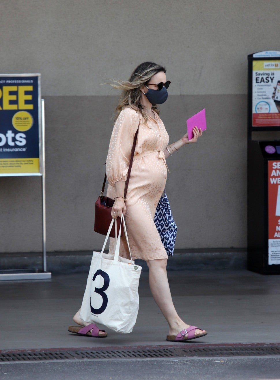 Pregnant Rachel McAdams Shows Baby Bump in Los Angeles ...