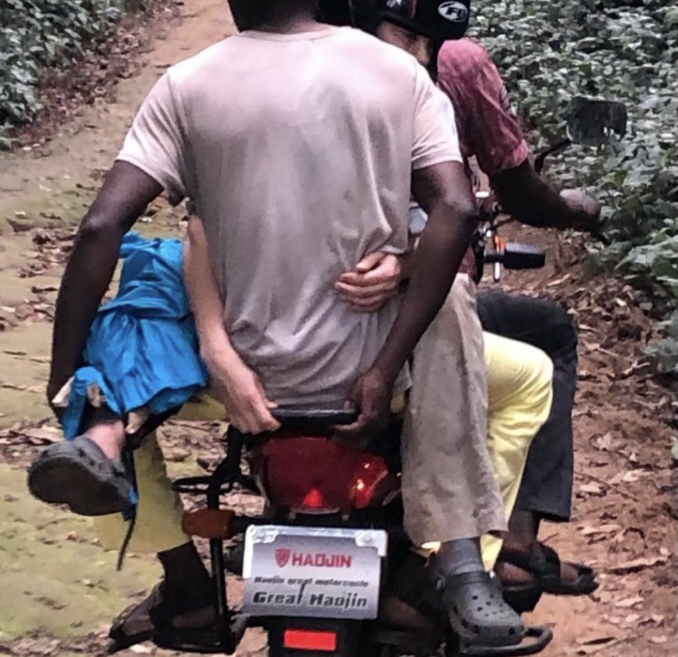 Ashley Judd shatters leg in Congo