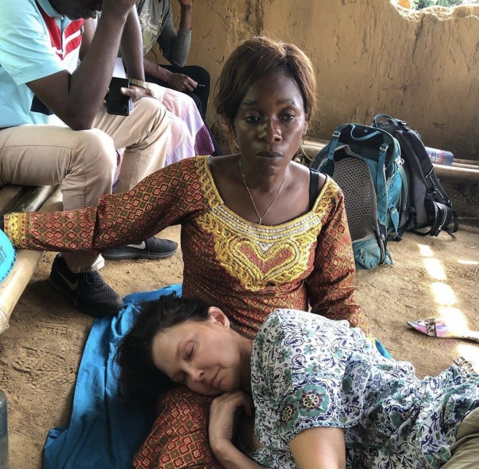 Ashley Judd shatters leg in Congo