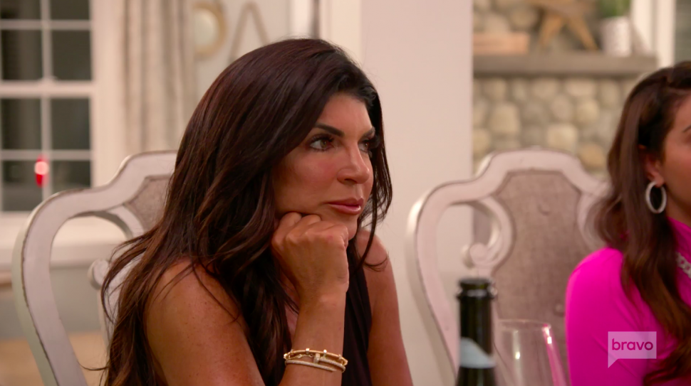 Teresa Giudice listens to her 'Housewives' co-stars as they encourage her to make up with Jackie Goldschneider.