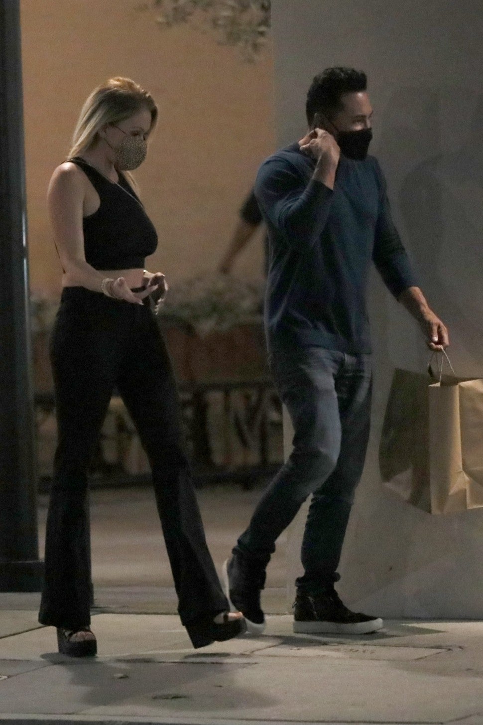Oscar De La Hoya and Shanna Moakler are seen on a dinner date 21-years after splitting up.