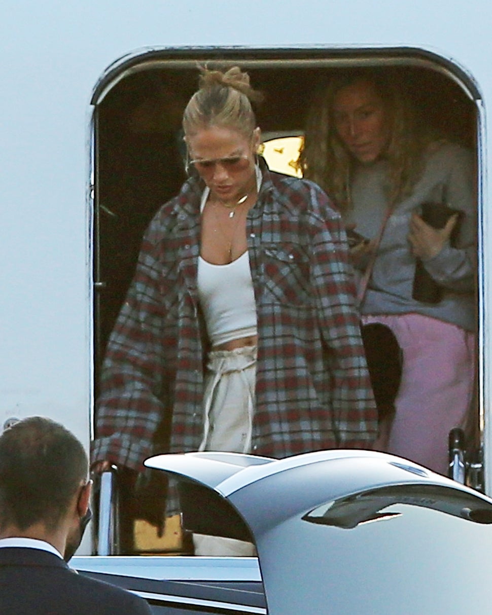 Jennifer Lopez arrives back in Los Angeles with her children while Ben Affleck films in Las Vegas