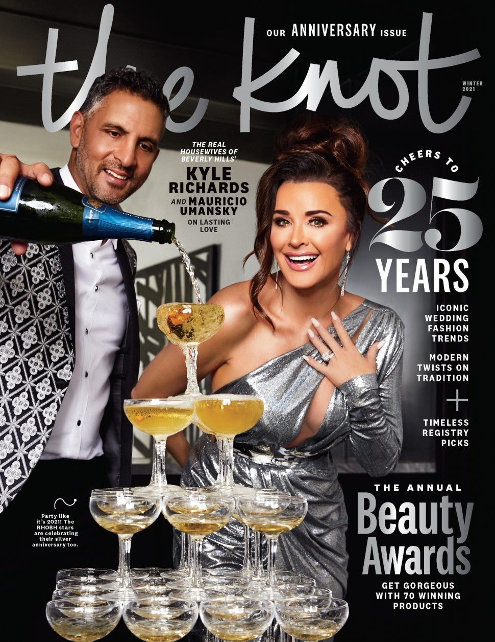 Mauricio Umansky and Kyle Richards pose for the cover of 'The Knot's 25th anniversary issue