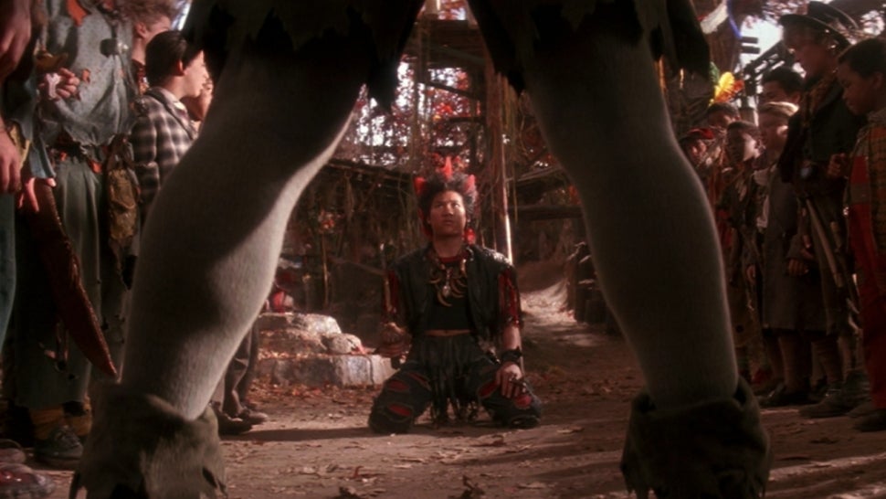 Rufio bows down to Peter Pan in 'Hook.'