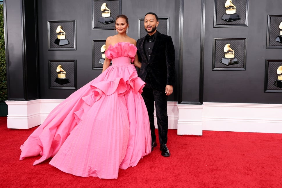 Chrissy Teigen and John Legend Are a Perfect Pair at the 2022 GRAMMYs |  Entertainment Tonight