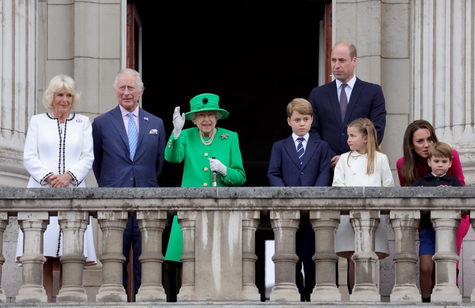 Queen Elizabeth waves from the Buckingham Palace balcony 