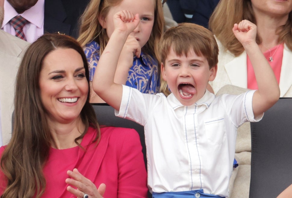 Kate Middleton and William Poke Prince Louis' Platinum Jubilee Behavior | Entertainment Tonight