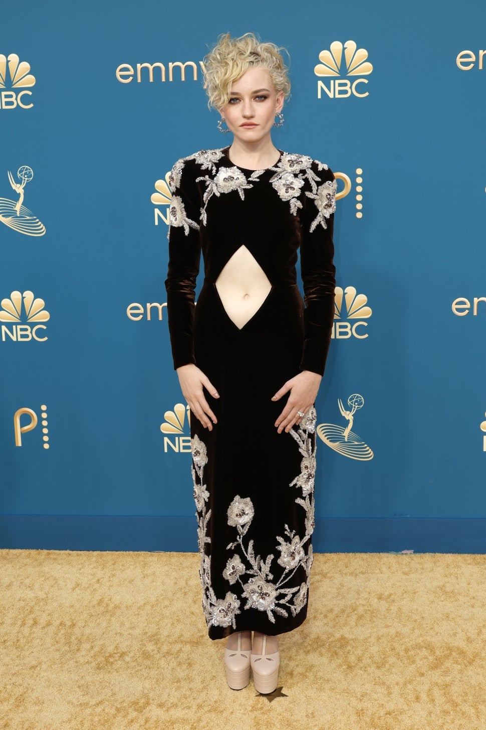 Inspiration Mellem Ubarmhjertig Julia Garner Bares Her Stomach in Bold 2022 Emmys Dress | Entertainment  Tonight