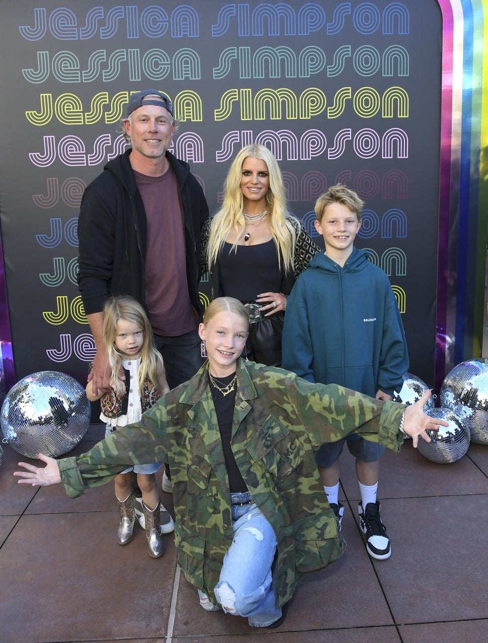 Jessica Simpson's Daughter Maxwell Sings and Dances Along to Her 2006 ...