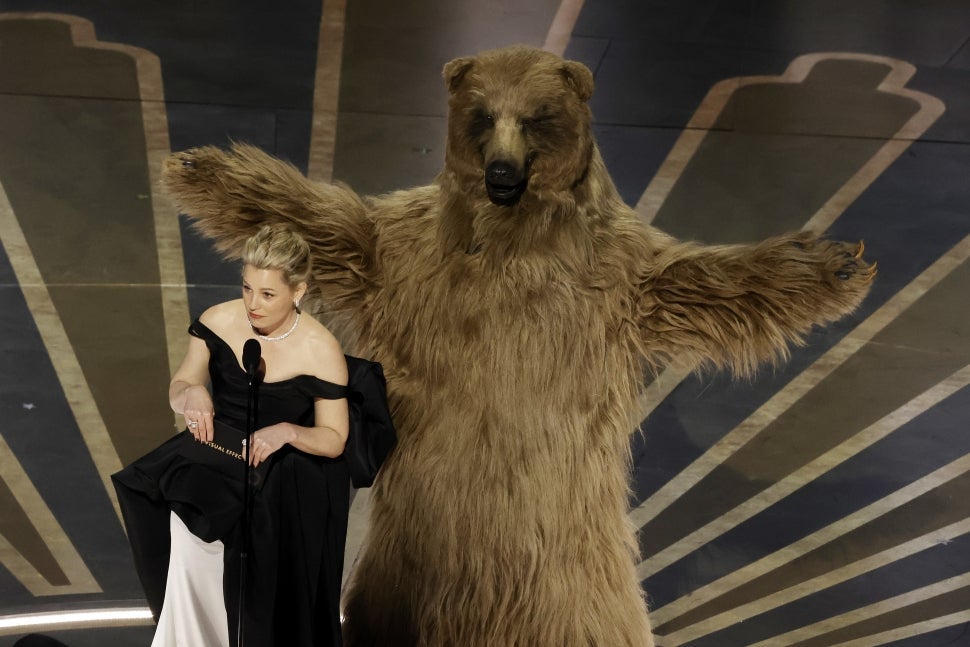 Elizabeth Banks with cocaine bear on stage